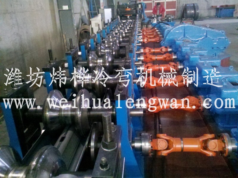 三波护栏板辊压成型设备